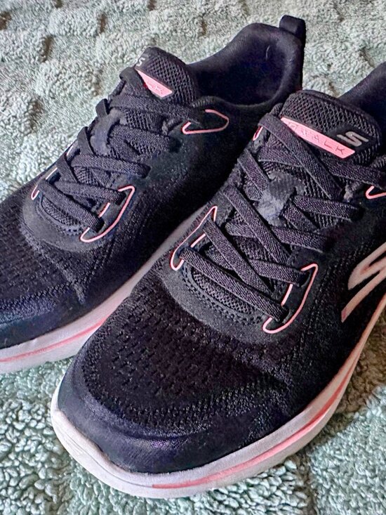 Skechers Women's Black Athletic Slip On Sneakers with Pink Trim - Size 8 - Picture 6 of 7